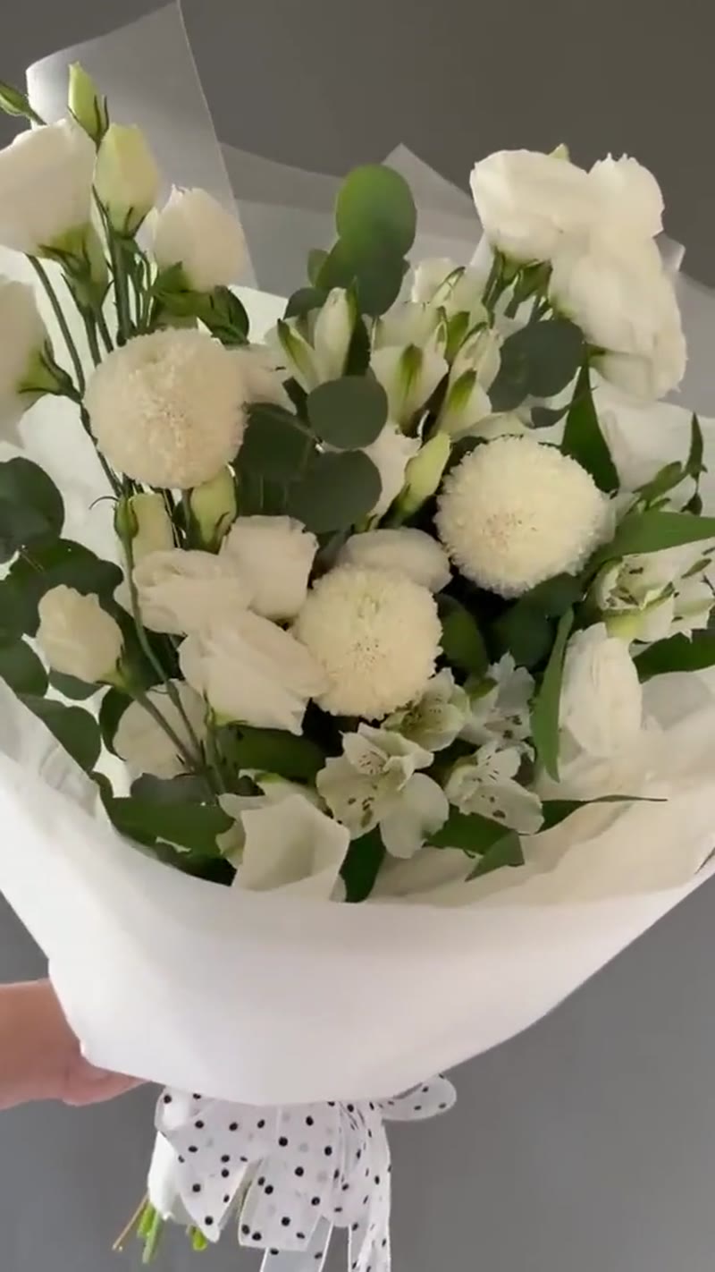 Букет "свежесть" с белой альстромрией и эустомой